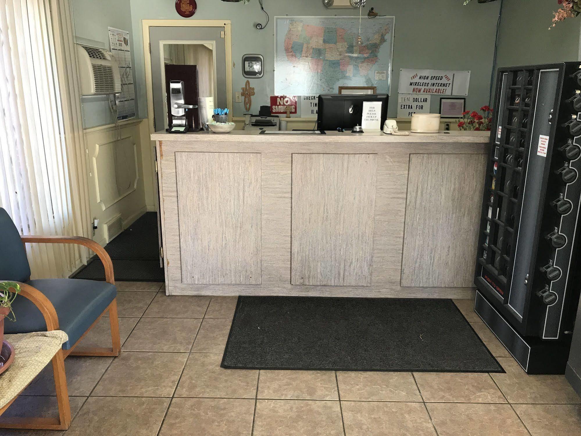 Guest House Motel Chanute Motel 2*
