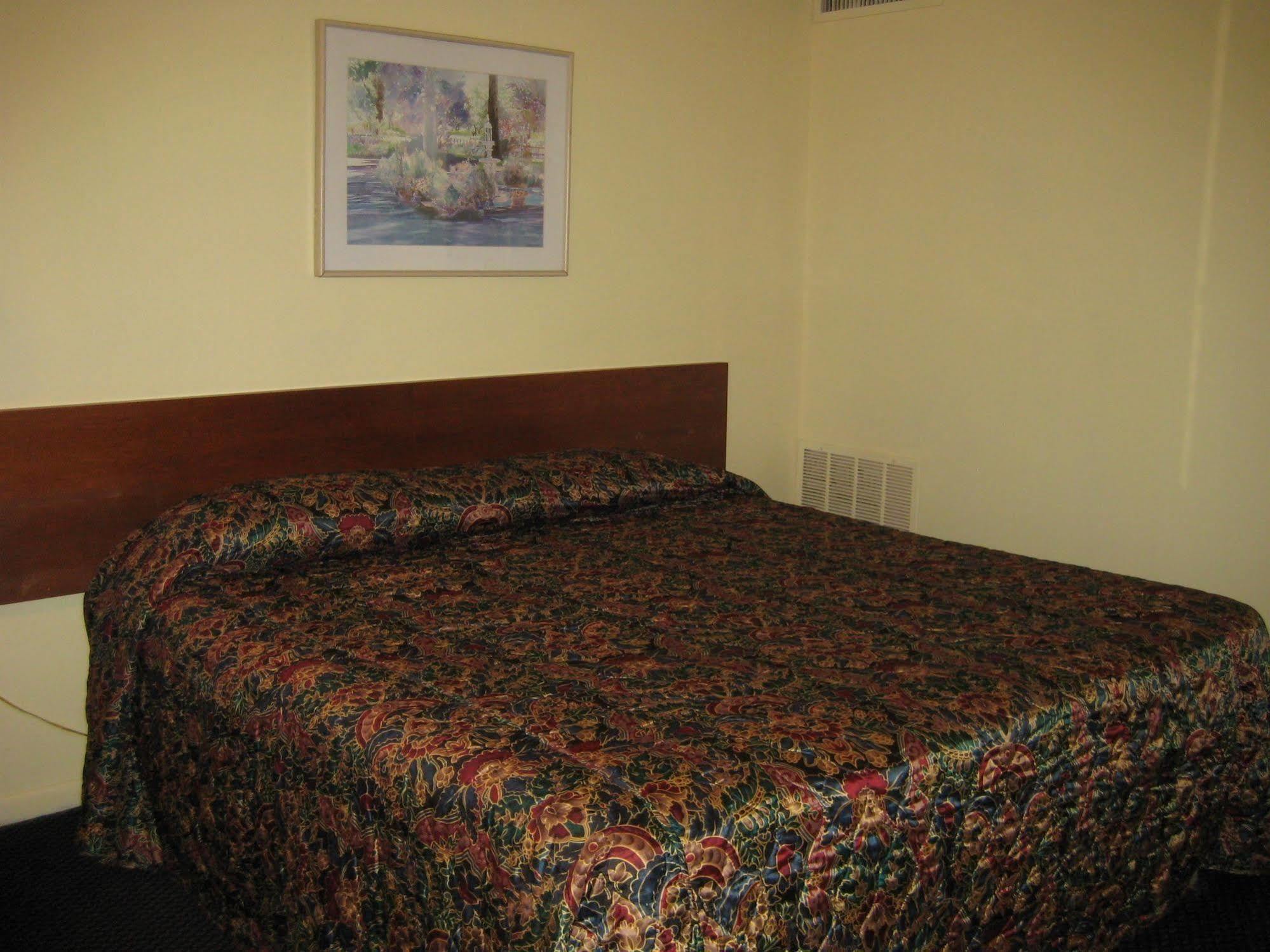 Guest House Motel Chanute Motel 2*
