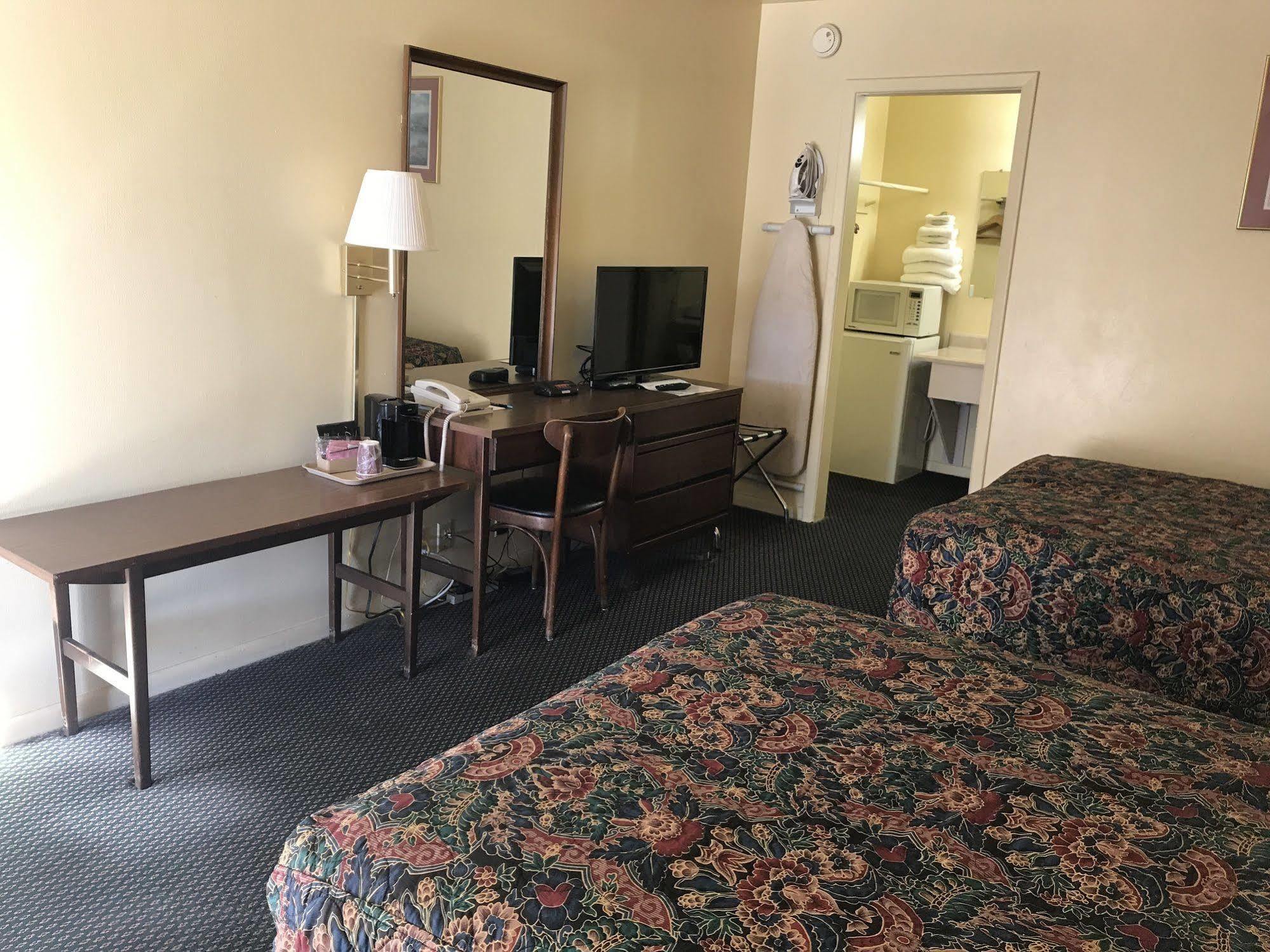 Guest House Motel Chanute Motel 2*